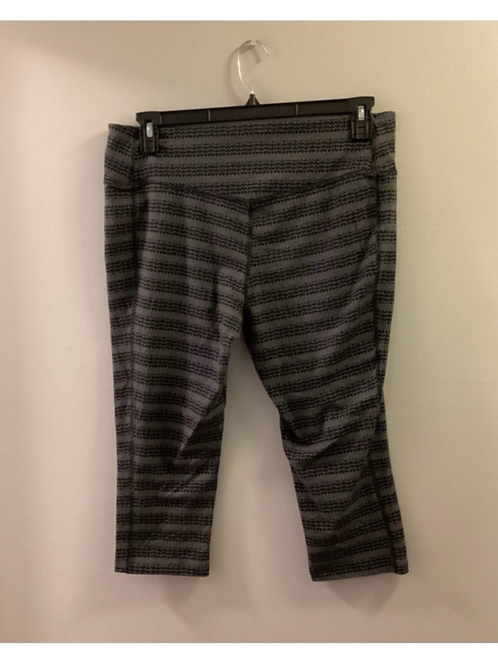 Nike Dri-FIT Cropped Leggings Size XL Black Gray Patterned Athletic Capri Pants - Picture 5 of 12
